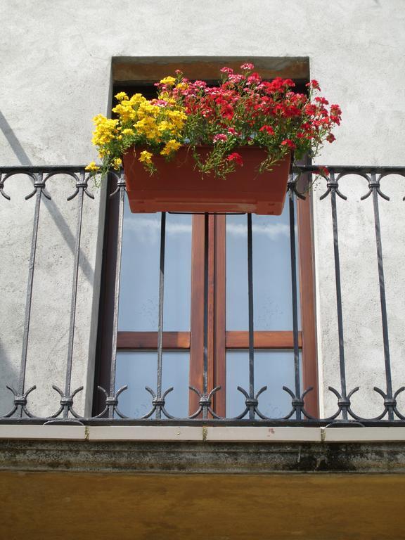 La Casa Del Borgo Bed and Breakfast Brissago-Valtravaglia Eksteriør billede